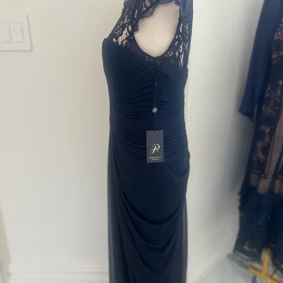 Elegant Black Lace Evening Dress - Picture 3 of 4